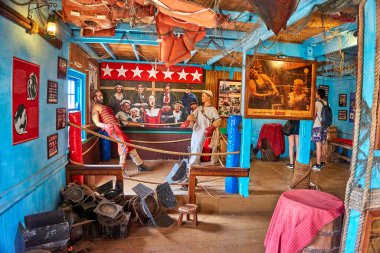 Temel Reis Köyü 'nden güzel bir manzara. Sweethaven Köyü olarak da bilinir. Malta 'da kırsal ve çalkantılı ahşap binalardan oluşan küçük bir eğlence parkına dönüştürülmüş amaçları doğrultusunda inşa edilmiş bir film seti.