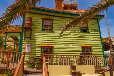 Temel Reis Köyü 'nden güzel bir manzara. Sweethaven Köyü olarak da bilinir. Malta 'da kırsal ve çalkantılı ahşap binalardan oluşan küçük bir eğlence parkına dönüştürülmüş amaçları doğrultusunda inşa edilmiş bir film seti.