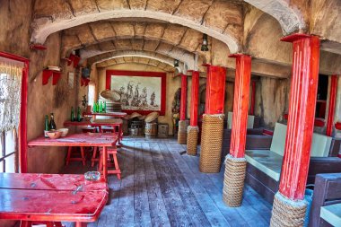 Temel Reis Köyü 'nden güzel bir manzara. Sweethaven Köyü olarak da bilinir. Malta 'da kırsal ve çalkantılı ahşap binalardan oluşan küçük bir eğlence parkına dönüştürülmüş amaçları doğrultusunda inşa edilmiş bir film seti.