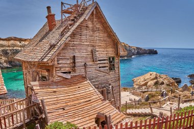 Temel Reis Köyü 'nden güzel bir manzara. Sweethaven Köyü olarak da bilinir. Malta 'da kırsal ve çalkantılı ahşap binalardan oluşan küçük bir eğlence parkına dönüştürülmüş amaçları doğrultusunda inşa edilmiş bir film seti.