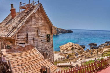 Temel Reis Köyü 'nden güzel bir manzara. Sweethaven Köyü olarak da bilinir. Malta 'da kırsal ve çalkantılı ahşap binalardan oluşan küçük bir eğlence parkına dönüştürülmüş amaçları doğrultusunda inşa edilmiş bir film seti.
