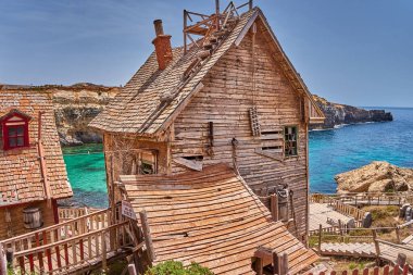 Temel Reis Köyü 'nden güzel bir manzara. Sweethaven Köyü olarak da bilinir. Malta 'da kırsal ve çalkantılı ahşap binalardan oluşan küçük bir eğlence parkına dönüştürülmüş amaçları doğrultusunda inşa edilmiş bir film seti.