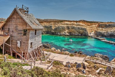 Temel Reis Köyü 'nden güzel bir manzara. Sweethaven Köyü olarak da bilinir. Malta 'da kırsal ve çalkantılı ahşap binalardan oluşan küçük bir eğlence parkına dönüştürülmüş amaçları doğrultusunda inşa edilmiş bir film seti.