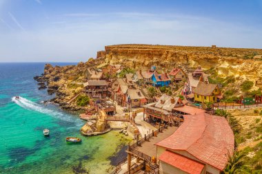 Temel Reis Köyü 'nden güzel bir manzara. Sweethaven Köyü olarak da bilinir. Malta 'da kırsal ve çalkantılı ahşap binalardan oluşan küçük bir eğlence parkına dönüştürülmüş amaçları doğrultusunda inşa edilmiş bir film seti.