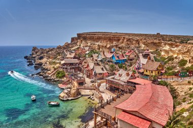 Temel Reis Köyü 'nden güzel bir manzara. Sweethaven Köyü olarak da bilinir. Malta 'da kırsal ve çalkantılı ahşap binalardan oluşan küçük bir eğlence parkına dönüştürülmüş amaçları doğrultusunda inşa edilmiş bir film seti.