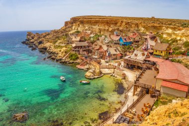 Temel Reis Köyü 'nden güzel bir manzara. Sweethaven Köyü olarak da bilinir. Malta 'da kırsal ve çalkantılı ahşap binalardan oluşan küçük bir eğlence parkına dönüştürülmüş amaçları doğrultusunda inşa edilmiş bir film seti.