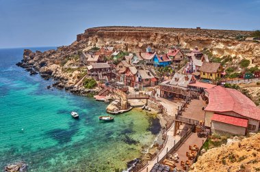Temel Reis Köyü 'nden güzel bir manzara. Sweethaven Köyü olarak da bilinir. Malta 'da kırsal ve çalkantılı ahşap binalardan oluşan küçük bir eğlence parkına dönüştürülmüş amaçları doğrultusunda inşa edilmiş bir film seti.