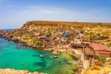Temel Reis Köyü 'nden güzel bir manzara. Sweethaven Köyü olarak da bilinir. Malta 'da kırsal ve çalkantılı ahşap binalardan oluşan küçük bir eğlence parkına dönüştürülmüş amaçları doğrultusunda inşa edilmiş bir film seti.