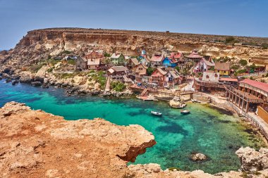 Temel Reis Köyü 'nden güzel bir manzara. Sweethaven Köyü olarak da bilinir. Malta 'da kırsal ve çalkantılı ahşap binalardan oluşan küçük bir eğlence parkına dönüştürülmüş amaçları doğrultusunda inşa edilmiş bir film seti.