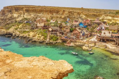 Temel Reis Köyü 'nden güzel bir manzara. Sweethaven Köyü olarak da bilinir. Malta 'da kırsal ve çalkantılı ahşap binalardan oluşan küçük bir eğlence parkına dönüştürülmüş amaçları doğrultusunda inşa edilmiş bir film seti.