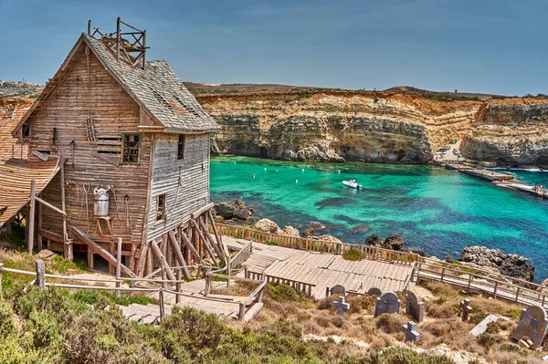 Temel Reis Köyü 'nden güzel bir manzara. Sweethaven Köyü olarak da bilinir. Malta 'da kırsal ve çalkantılı ahşap binalardan oluşan küçük bir eğlence parkına dönüştürülmüş amaçları doğrultusunda inşa edilmiş bir film seti.