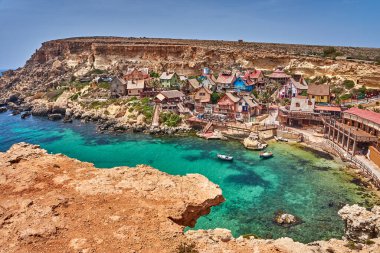 Temel Reis Köyü 'nden güzel bir manzara. Sweethaven Köyü olarak da bilinir. Malta 'da kırsal ve çalkantılı ahşap binalardan oluşan küçük bir eğlence parkına dönüştürülmüş amaçları doğrultusunda inşa edilmiş bir film seti.