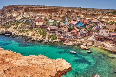 Temel Reis Köyü 'nden güzel bir manzara. Sweethaven Köyü olarak da bilinir. Malta 'da kırsal ve çalkantılı ahşap binalardan oluşan küçük bir eğlence parkına dönüştürülmüş amaçları doğrultusunda inşa edilmiş bir film seti.