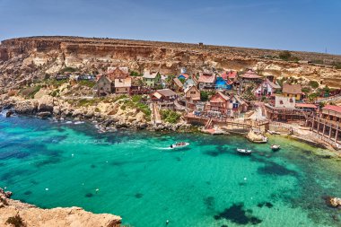 Temel Reis Köyü 'nden güzel bir manzara. Sweethaven Köyü olarak da bilinir. Malta 'da kırsal ve çalkantılı ahşap binalardan oluşan küçük bir eğlence parkına dönüştürülmüş amaçları doğrultusunda inşa edilmiş bir film seti.