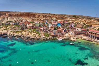 Temel Reis Köyü 'nden güzel bir manzara. Sweethaven Köyü olarak da bilinir. Malta 'da kırsal ve çalkantılı ahşap binalardan oluşan küçük bir eğlence parkına dönüştürülmüş amaçları doğrultusunda inşa edilmiş bir film seti.