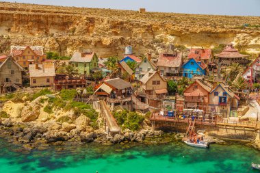 Temel Reis Köyü 'nden güzel bir manzara. Sweethaven Köyü olarak da bilinir. Malta 'da kırsal ve çalkantılı ahşap binalardan oluşan küçük bir eğlence parkına dönüştürülmüş amaçları doğrultusunda inşa edilmiş bir film seti.