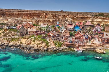 Temel Reis Köyü 'nden güzel bir manzara. Sweethaven Köyü olarak da bilinir. Malta 'da kırsal ve çalkantılı ahşap binalardan oluşan küçük bir eğlence parkına dönüştürülmüş amaçları doğrultusunda inşa edilmiş bir film seti.