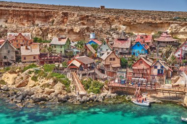 Temel Reis Köyü 'nden güzel bir manzara. Sweethaven Köyü olarak da bilinir. Malta 'da kırsal ve çalkantılı ahşap binalardan oluşan küçük bir eğlence parkına dönüştürülmüş amaçları doğrultusunda inşa edilmiş bir film seti.
