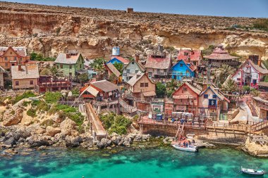 Temel Reis Köyü 'nden güzel bir manzara. Sweethaven Köyü olarak da bilinir. Malta 'da kırsal ve çalkantılı ahşap binalardan oluşan küçük bir eğlence parkına dönüştürülmüş amaçları doğrultusunda inşa edilmiş bir film seti.