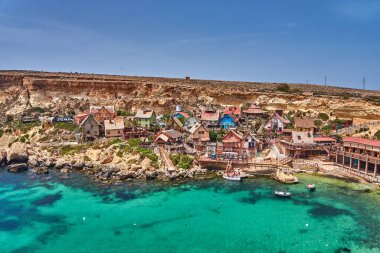 Temel Reis Köyü 'nden güzel bir manzara. Sweethaven Köyü olarak da bilinir. Malta 'da kırsal ve çalkantılı ahşap binalardan oluşan küçük bir eğlence parkına dönüştürülmüş amaçları doğrultusunda inşa edilmiş bir film seti.