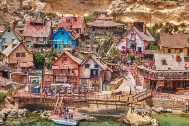 Temel Reis Köyü 'nden güzel bir manzara. Sweethaven Köyü olarak da bilinir. Amaçlı inşa edilmiş bir film seti olan köy küçük bir eğlence parkına dönüştürülmüş, kırsal ve ahşap binalardan oluşan bir kolleksiyon. Öyle.