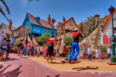 Temel Reis Köyü 'nden güzel bir manzara. Sweethaven Köyü olarak da bilinir. Malta 'da kırsal ve çalkantılı ahşap binalardan oluşan küçük bir eğlence parkına dönüştürülmüş amaçları doğrultusunda inşa edilmiş bir film seti.