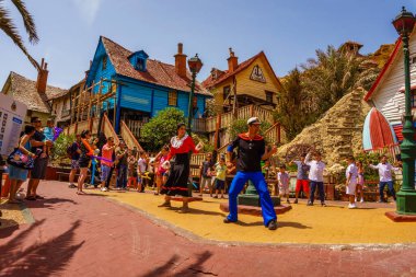 Temel Reis Köyü 'nden güzel bir manzara. Sweethaven Köyü olarak da bilinir. Malta 'da kırsal ve çalkantılı ahşap binalardan oluşan küçük bir eğlence parkına dönüştürülmüş amaçları doğrultusunda inşa edilmiş bir film seti.