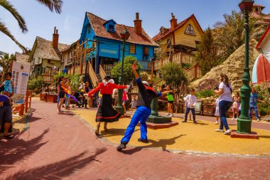 Temel Reis Köyü 'nden güzel bir manzara. Sweethaven Köyü olarak da bilinir. Malta 'da kırsal ve çalkantılı ahşap binalardan oluşan küçük bir eğlence parkına dönüştürülmüş amaçları doğrultusunda inşa edilmiş bir film seti.