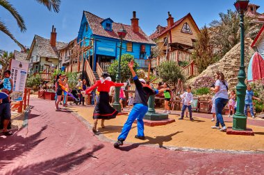 Temel Reis Köyü 'nden güzel bir manzara. Sweethaven Köyü olarak da bilinir. Malta 'da kırsal ve çalkantılı ahşap binalardan oluşan küçük bir eğlence parkına dönüştürülmüş amaçları doğrultusunda inşa edilmiş bir film seti.