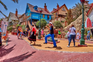 Temel Reis Köyü 'nden güzel bir manzara. Sweethaven Köyü olarak da bilinir. Malta 'da kırsal ve çalkantılı ahşap binalardan oluşan küçük bir eğlence parkına dönüştürülmüş amaçları doğrultusunda inşa edilmiş bir film seti.