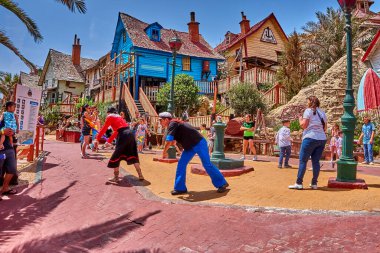 Temel Reis Köyü 'nden güzel bir manzara. Sweethaven Köyü olarak da bilinir. Malta 'da kırsal ve çalkantılı ahşap binalardan oluşan küçük bir eğlence parkına dönüştürülmüş amaçları doğrultusunda inşa edilmiş bir film seti.