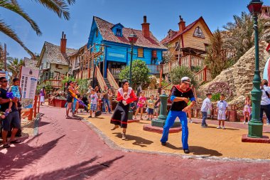 Temel Reis Köyü 'nden güzel bir manzara. Sweethaven Köyü olarak da bilinir. Malta 'da kırsal ve çalkantılı ahşap binalardan oluşan küçük bir eğlence parkına dönüştürülmüş amaçları doğrultusunda inşa edilmiş bir film seti.