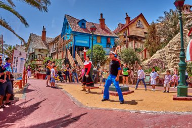 Temel Reis Köyü 'nden güzel bir manzara. Sweethaven Köyü olarak da bilinir. Malta 'da kırsal ve çalkantılı ahşap binalardan oluşan küçük bir eğlence parkına dönüştürülmüş amaçları doğrultusunda inşa edilmiş bir film seti.