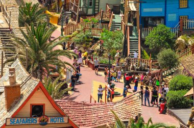 Temel Reis Köyü 'nden güzel bir manzara. Sweethaven Köyü olarak da bilinir. Malta 'da kırsal ve çalkantılı ahşap binalardan oluşan küçük bir eğlence parkına dönüştürülmüş amaçları doğrultusunda inşa edilmiş bir film seti.