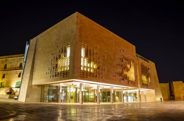 Malta Parlamentosu. Bina 2011 ve 2015 yılları arasında Renzo Piano tarafından Valletta Malta 'da bulunan Şehir Kapısı Projesi kapsamında inşa edilmiştir.