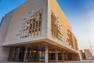 Malta Parlamentosu. Bina 2011 ve 2015 yılları arasında Renzo Piano tarafından Valletta Malta 'da bulunan Şehir Kapısı Projesi kapsamında inşa edilmiştir.