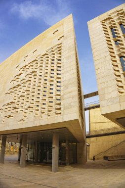 Malta Parlamentosu. Bina 2011 ve 2015 yılları arasında Renzo Piano tarafından Valletta Malta 'da bulunan Şehir Kapısı Projesi kapsamında inşa edilmiştir.
