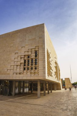 Malta Parlamentosu. Bina 2011 ve 2015 yılları arasında Renzo Piano tarafından Valletta Malta 'da bulunan Şehir Kapısı Projesi kapsamında inşa edilmiştir.
