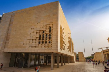 Malta Parlamentosu. Bina 2011 ve 2015 yılları arasında Renzo Piano tarafından Valletta Malta 'da bulunan Şehir Kapısı Projesi kapsamında inşa edilmiştir.