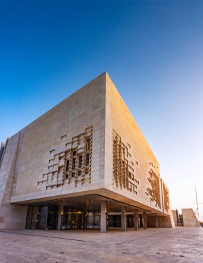 Malta Parlamentosu. Bina 2011 ve 2015 yılları arasında Renzo Piano tarafından Valletta Malta 'da bulunan Şehir Kapısı Projesi kapsamında inşa edilmiştir.