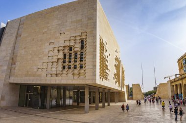 Malta Parlamentosu. Bina 2011 ve 2015 yılları arasında Renzo Piano tarafından Valletta Malta 'da bulunan Şehir Kapısı Projesi kapsamında inşa edilmiştir.