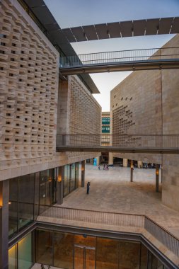 Malta Parlamentosu. Bina 2011 ve 2015 yılları arasında Renzo Piano tarafından Valletta Malta 'da bulunan Şehir Kapısı Projesi kapsamında inşa edilmiştir.
