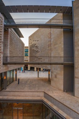Malta Parlamentosu. Bina 2011 ve 2015 yılları arasında Renzo Piano tarafından Valletta Malta 'da bulunan Şehir Kapısı Projesi kapsamında inşa edilmiştir.
