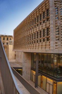 Malta Parlamentosu. Bina 2011 ve 2015 yılları arasında Renzo Piano tarafından Valletta Malta 'da bulunan Şehir Kapısı Projesi kapsamında inşa edilmiştir.