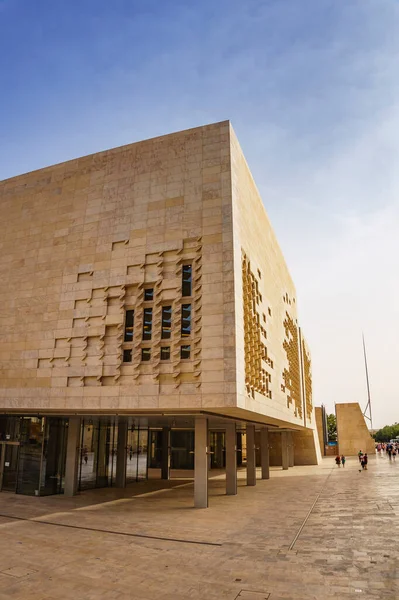 Malta Parlamentosu. Bina 2011 ve 2015 yılları arasında Renzo Piano tarafından Valletta Malta 'da bulunan Şehir Kapısı Projesi kapsamında inşa edilmiştir.