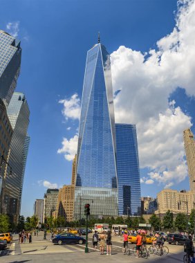 New York 'taki One World Ticaret Merkezi veya Özgürlük Kulesi. Manhattan ufuk çizgisindeki mimari modern binalar. Amerika Birleşik Devletleri