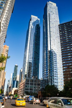 New York 'ta yükselen modern binaların ve gökdelenlerin kentsel panoramik manzarası.