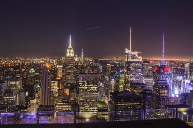 New York şehir binaları ve gökdelenler üzerinde hava panoramik gece görüntüsü