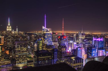 New York şehir binaları ve gökdelenler üzerinde hava panoramik gece görüntüsü