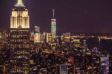 New York şehir binaları ve gökdelenler üzerinde hava panoramik gece görüntüsü